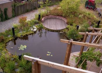 Garten mit Fischteich und Holzterrasse
